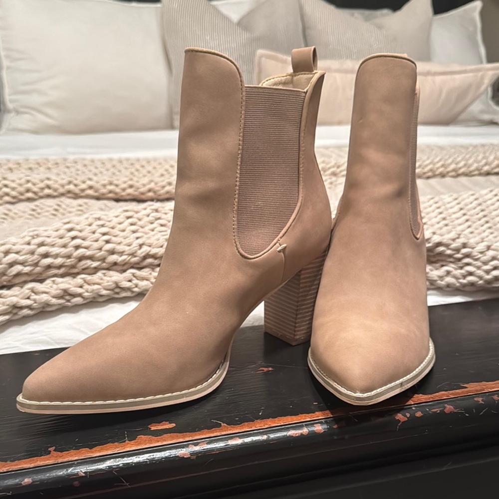 Elegant Tan Women's Ankle Boots